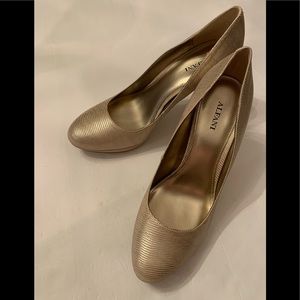 Alfani Womens Beige Gold Closed Toe Shoes size 9M